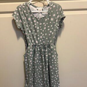 EMMA & ELSA Sage Green Dress with Daisies on Background Size 7